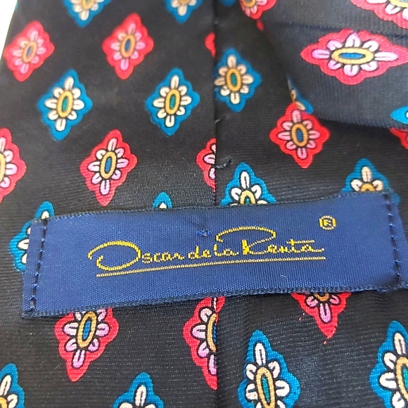 Oscar De La Renta 100% silk tie - Picture 3 of 4